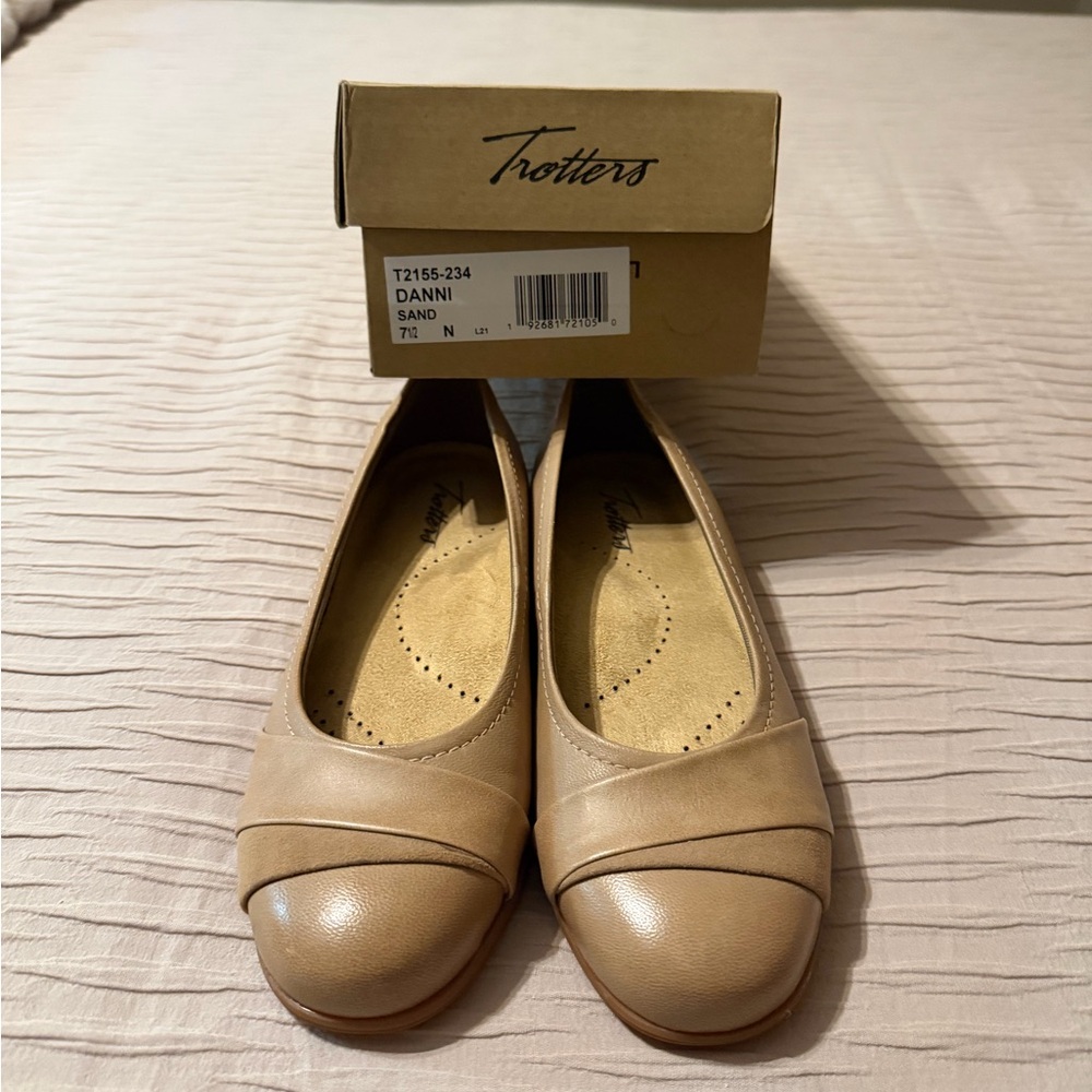 Trotters Danni Sand 7 1/2 N Flat